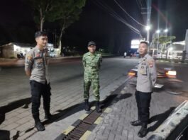 Pantau Kelancaran Distribusi BBM, Babinsa Banyuputih Lor Bersama Polsek Randuagung Patroli SPBU